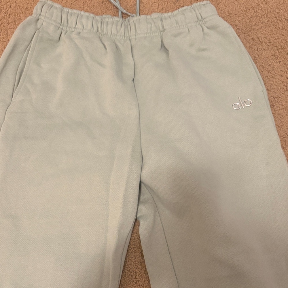 ALO Yoga women’s sweatpants